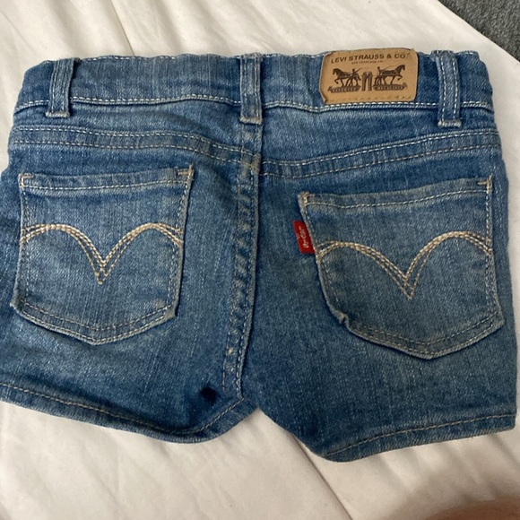 Toddler Levi’s shorts - Picture 2 of 4
